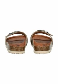 Deux sandales vues de dos avec une tige en daim marron, une semelle en liège et une semelle extérieure en caoutchouc blanc. Détail de sangle à boucle ajustable.