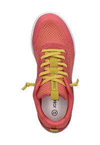 Sneaker in rete corallo con lacci gialli, punta tonda, suola bianca e design perforato per traspirabilità. Presenta il logo sulla soletta.