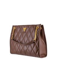 Borsa a tracolla marrone trapuntata in pelle sintetica, con una tracolla in catena dorata e un accento con logo sulla parte anteriore. Forma rettangolare con texture liscia.