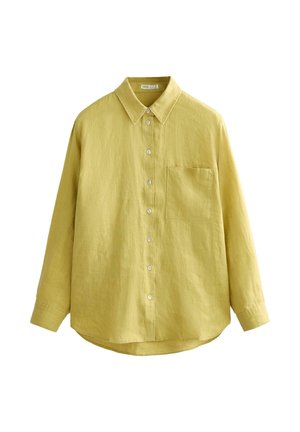 Geel overhemd met knoopsluiting, lange mouwen, kraag en een borstzak, getoond op een witte achtergrond.