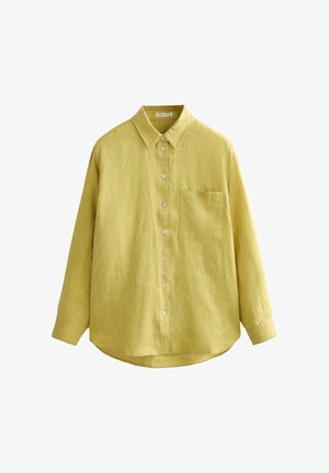 Camicia gialla a maniche lunghe con bottoni, colletto e una tasca sul petto, mostrata su sfondo bianco.