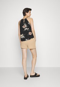 Vero Moda Tall VMNATALI - Calções - beige
