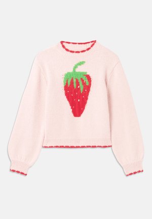 Rosa gestrickter Pullover mit einem großen roten Erdbeer-Graphic, grünen Blättern und geripptem Saum mit einem kontrastierenden roten Rand.