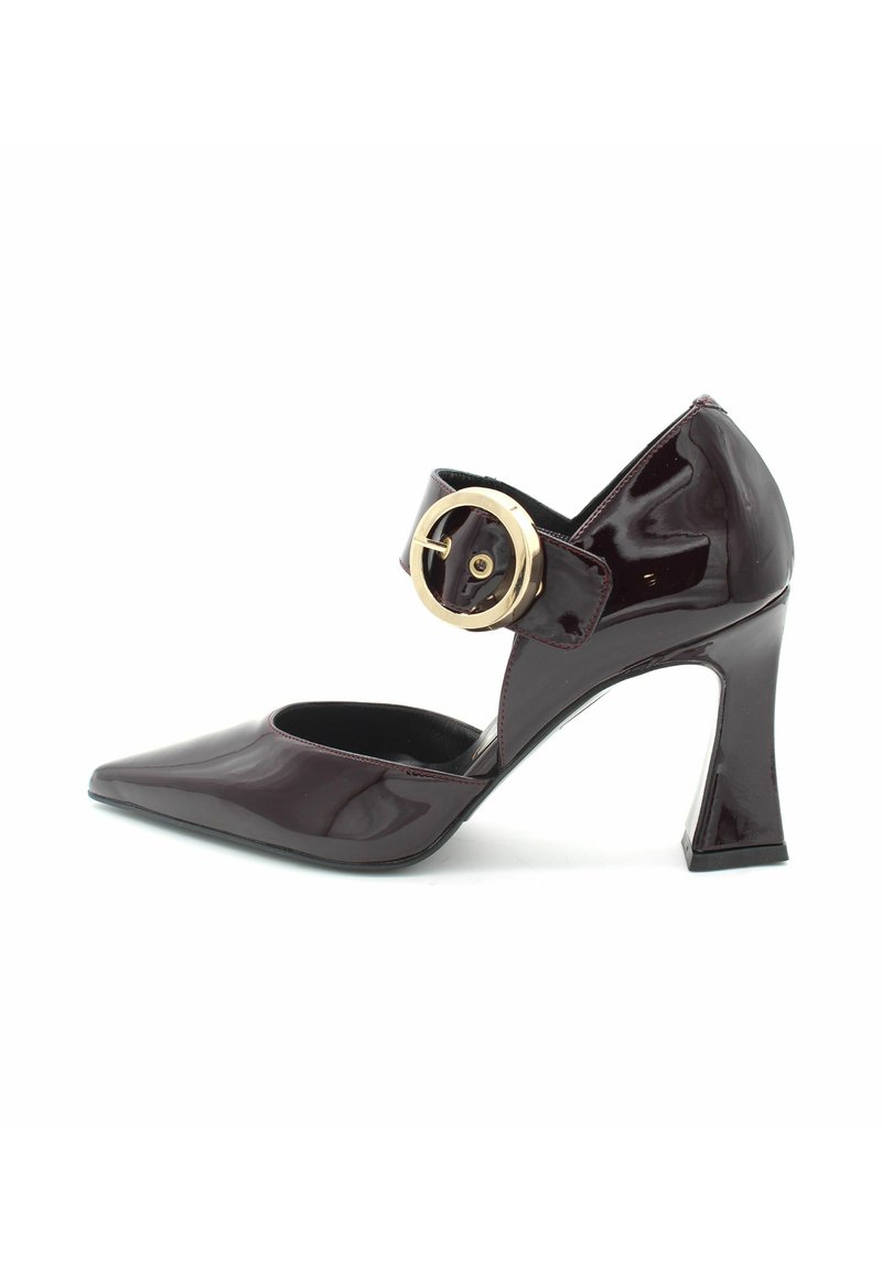 Scarpa col tacco alto in pelle verniciata bordeaux con punta affusolata, cintura regolabile con fibbia circolare dorata e tacco a blocco scolpito.