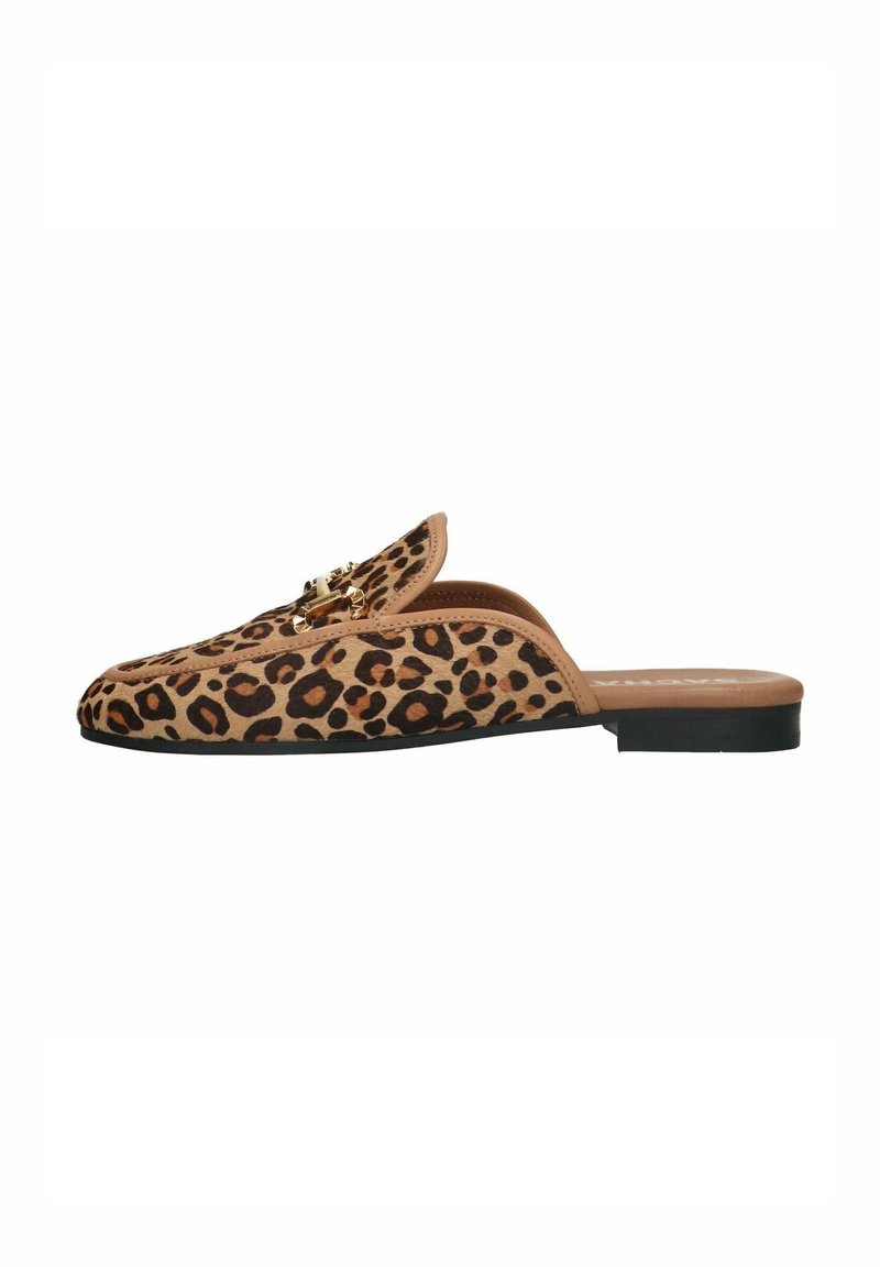 Leopardprint slip-on schoenen met een platte zool, een suede-achtige textuur en gouden hardware-accent op de wreef, met een open achterkant ontwerp.