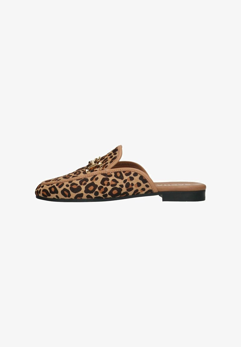 Des chaussures slip-on à imprimé léopard avec une semelle plate, une texture semblable à du daim et un accent en métal doré sur le devant, avec un design à dos ouvert.