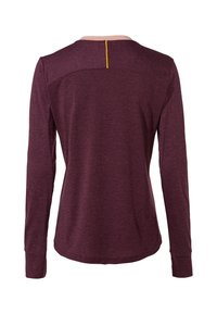 Maglietta a maniche lunghe in un profondo bordeaux con scollatura rosa, presenta una striscia di accentuazione gialla sul retro e una vestibilità rilassata. Tessuto morbido e testurizzato.