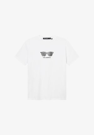 Bílé tričko s krátkým rukávem s grafikou černobílých proužkovaných slunečních brýlí a textem "Karl Lagerfeld" uprostřed na hrudi.