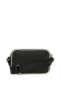 Sac en cuir noir avec finition texturée, piping blanc et une sangle réglable. Comprend un compartiment principal zippé et une forme rectangulaire.