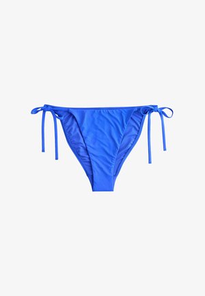 Chiloti de costum de baie albastru deschis, cu bretele laterale legate, pe un fundal alb, confecționați din material neted cu ușoare cute.