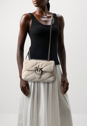 LOVE PUFF CLASSIC - Across body bag - white