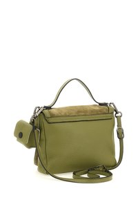 Borsa in pelle verde con superficie texture, pattina superiore in suede e tracolla regolabile. Presenta una piccola tasca e dettagli in metallo argentato.