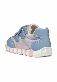 Sneaker azzurro chiaro e rosa pastello con una finitura testurizzata, dotato di due cinturini in Velcro e una suola in gomma bianca con scanalature.