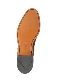 Bruine leren schoenzool met een afgeronde neus, met een contrast van bruin en zwart, geperst merklogo en zichtbare stikseldetails.