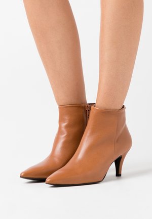Brenda Zaro, Boots à talons - cognac