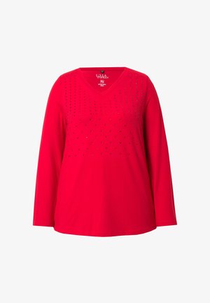 Chemise rouge à manches longues avec un col en V et des détails noir cloutés sur la poitrine. Tissu doux avec une texture lisse.