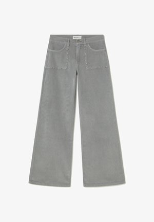 Pantalones de pana gris de pierna ancha con dos bolsillos frontales, adornados con pequeños clavos, que cuentan con un cierre de botón y una tela texturizada.