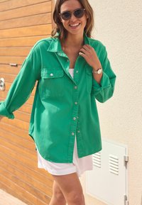Next LOOSE FIT DENIM - Blúzka so zapínaním na gombíky - green
