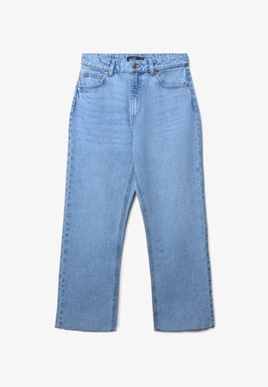 Jeans en denim bleu clair avec une coupe droite, cinq poches et une fermeture à bouton. Présente un délavage subtil et des coutures contrastantes.