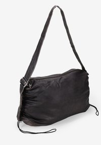 Bolso de hombro de cuero negro suave con cierre de cremallera, correa ajustable y detalle fruncido en los laterales. Textura lisa con acentos de hardware mínimos.