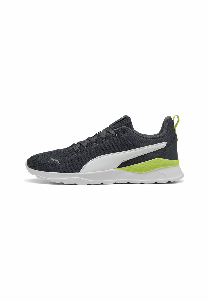 Baskets Puma pour hommes avec un dessus en maille gris foncé respirante, des accents blancs et un détail de talon texturé vert fluo sur une semelle blanche.