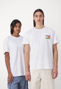 Tommy Jeans TJM REG SUMMER FLAG TEE EXT - Camiseta estampada - white