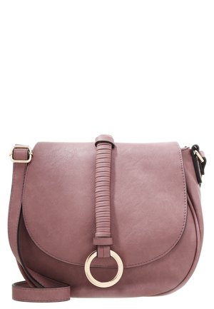 Pyöreä pieni laukku pehmeästä mauve-värisestä keinonahasta, jossa on punottu yksityiskohta läpällä, kultaiset työstöt ja säädettävä olkahihna.