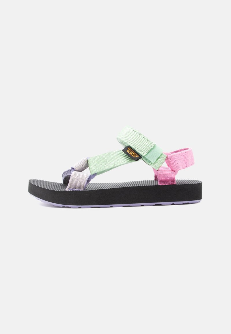 Μαύρο σανδάλι με ρυθμιζόμενα παστέλ λουράκια σε πράσινο, ροζ και λεβάντα, με υφασμάτινη ετικέτα με το λογότυπο στο πλάι.