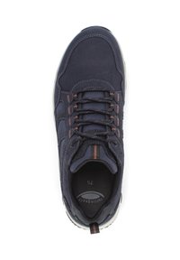 Marineblauwe sportschoen met een gestructureerde suède bovenkant, mesh voering, oranje accenten en een contrasterende witte zool. Beschikt over zes oogjes voor veters.