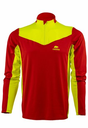 Langarm-Sportshirt mit hohem Kragen; besitzt einen roten Körper, gelbe Akzente an den Ärmeln und einen Reißverschluss am Hals; aus einem strukturierten Stoff gefertigt.