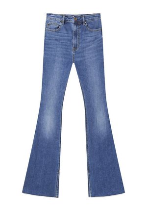 Ausgestellte blaue Jeans mit heller Waschung, aus Denim-Material, im Fünf-Taschen-Design und mit einem Knopfverschluss am Bund. Abgenutzte Akzente am Saum.
