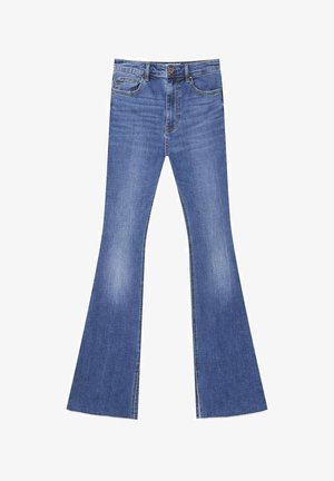 Niebieskie dżinsy z rozszerzającą się nogawką, o jasnym wykończeniu, wykonane z materiału dżinsowego, z pięcioma kieszeniami i zapięciem na guzik w talii. Przetarcia w okolicy nogawki.