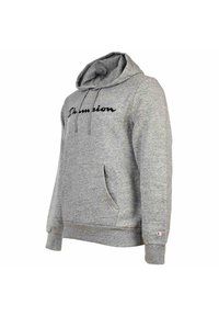 Sudadera gris con capucha ajustable, presenta un script negro de "Champion" en el frente, bolsillo tipo canguro y puños acanalados. Textura de material suave.
