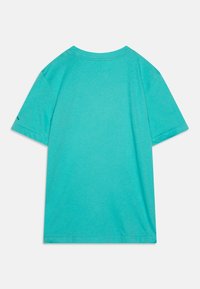 Turkusowa bawełniana koszulka z okrągłym dekoltem i krótkimi rękawami. Prosty design bez widocznych wzorów czy grafik.