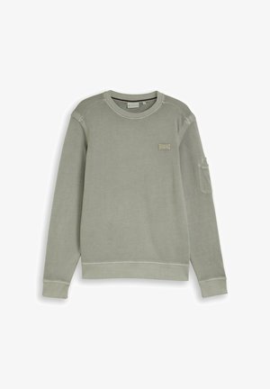 Olivgrünes Sweatshirt mit Rundhalsausschnitt, langen Ärmeln, gerippten Bündchen, einem Patch-Detail auf der Brust und einer kleinen Tasche am linken Ärmel.