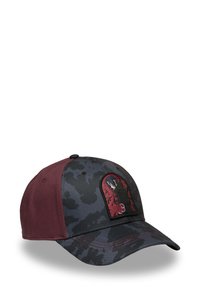 La casquette arbore un motif camouflage bleu marine avec un panneau latéral bordeaux. Elle comprend une patch texturée avec un graphisme détaillé et des coutures de contraste.
