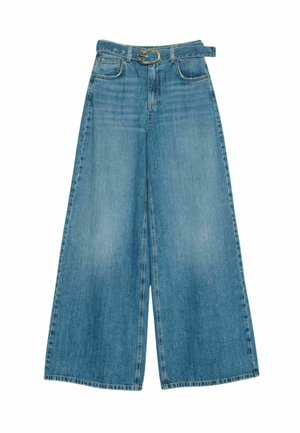 Jeans in denim blu a gamba larga con vita alta, tasche frontali, passanti per cintura e cintura in denim abbinata con fibbia dorata.