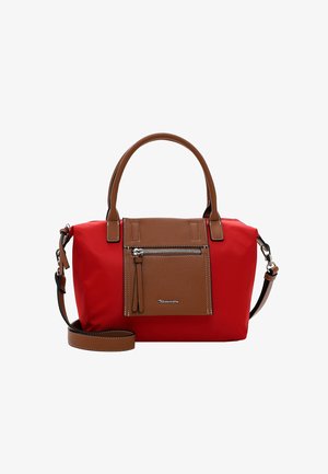Bolso de mano de nylon rojo con acentos de cuero marrón, doble asa, correa de hombro desmontable y un bolsillo frontal con cremallera adornado con un borlón decorativo.