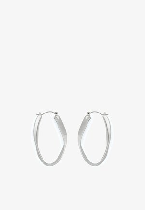 Boucles d'oreilles créoles en argent avec un design torsadé et lisse, équipées d'un fermoir sécurisé. La surface est réfléchissante avec une finition polie.