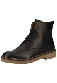 Mustat nahkasaappaat nilkkapituudella, joissa on sileä pinta, pyöreä kärki ja ruskea pohja. Pidät joidenkin nauhojen kiinnityksestä ja ompelu yksityiskohdista.