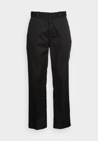 Pantalon noir droit taillé sur mesure avec passants de ceinture, fermeture éclair à l'avant et plis le long des jambes sur un fond clair uni.