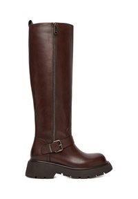 Bota alta hasta la rodilla de cuero marrón con cremallera lateral, una correa ancha con detalle de hebilla, tacón grueso y suela texturizada. Acabado liso.