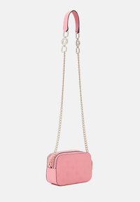 Lille rektangulær lyserød håndtaske lavet af tekstureret materiale, med en guldkæde rem og lynlås lukning, prydet med præget blomster mønstre.