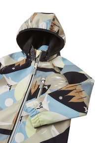 Kolorowa kurtka z kapturem, wykonana z gładkiego, wodoodpornego materiału. Design zawiera abstrakcyjne wzory w odcieniach niebieskiego, brązowego i czarnego.
