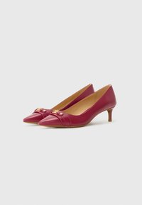 Scarpe rosse in pelle con tacco alto e punta affilata, caratterizzate da pieghe orizzontali e dettagli in metallo dorato nella parte anteriore.