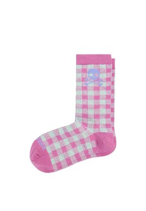 Par de calcetines a cuadros rosa y azul claro con un diseño de calavera y huesos cruzados en azul claro cerca del puño superior.