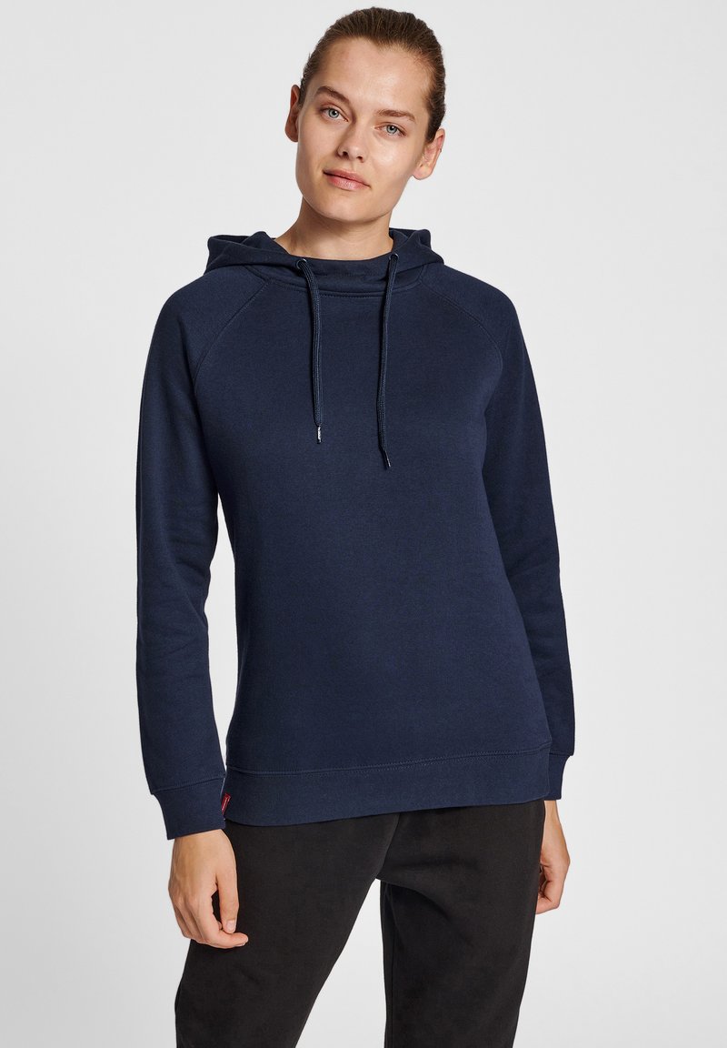 Felpa blu navy con cappuccio, dettagli con lacci, maniche raglan e una texture neutra. Presenta un orlo e polsini a coste.