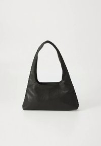 Μαύρη δερμάτινη τσάντα με τριγωνικό σχήμα, που διαθέτει μία λαβή και υφασμένο ραφές στα πλάγια. Λείο επιφάνεια με μινιμαλιστικό σχεδιασμό.