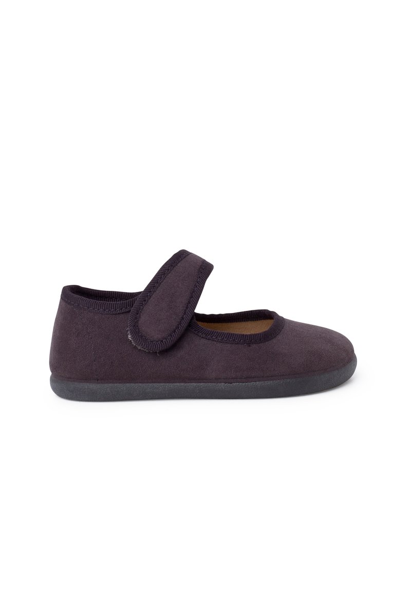 Zapatilla infantil de color púrpura oscuro, fabricada en material suave, con puntera redonda, cuello acolchado y correa ajustable de velcro en el empeine.