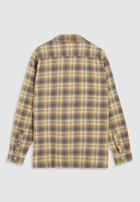Camisa de manga longa xadrez, apresentando tons de amarelo, azul e creme, com frente de botões e detalhes nos punhos, feita de um tecido suave.